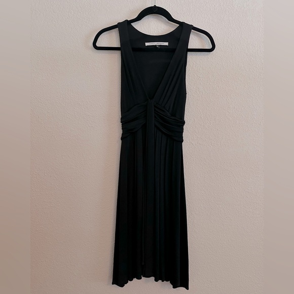 Diane Von Furstenberg Black V-Neck Sleeveless Fit n' Flare Dress - Picture 6 of 10